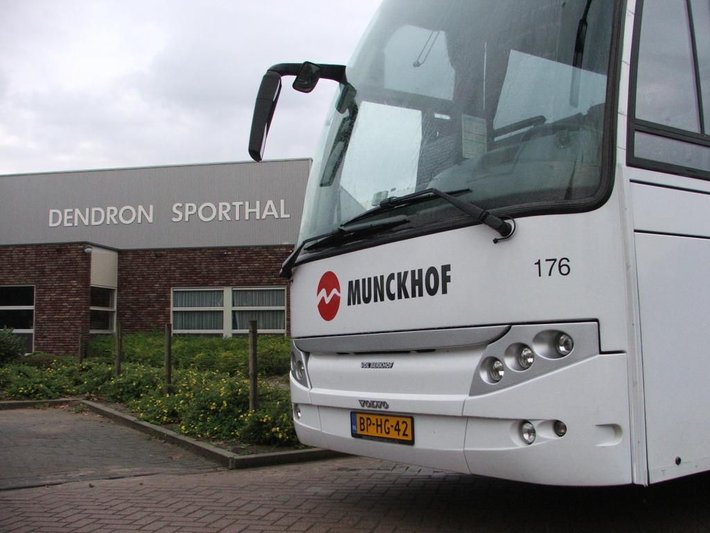 Bus van Munckhof voor de Dendron sporthal