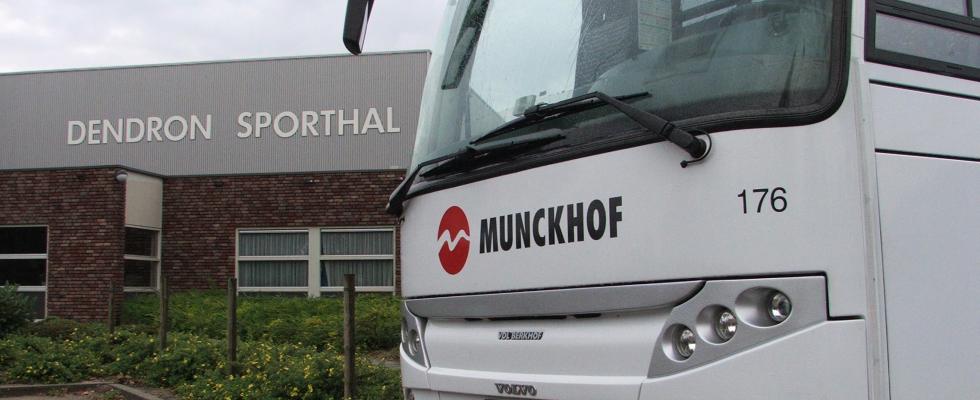 Bus van Munckhof voor de Dendron sporthal